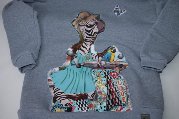 Sweatshirt - Gr. 122 - Hellblau - Applikation - Zebra auf Roller – Bild 4